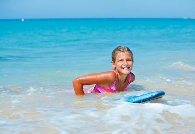 Chica surfista de vacaciones de verano