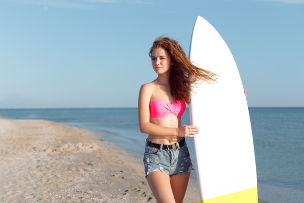 Chica con tabla de surf