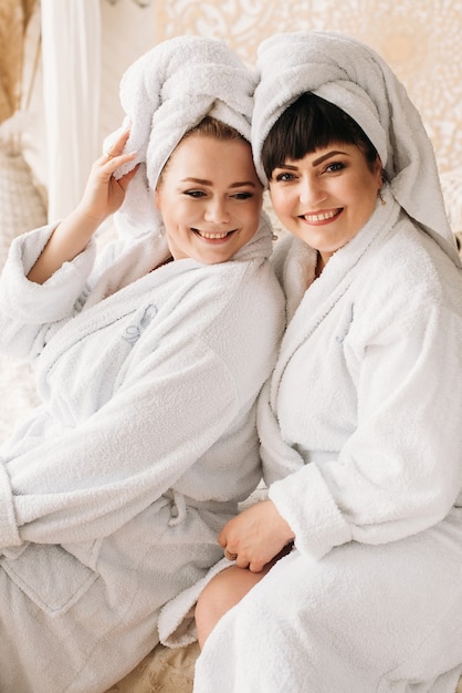 Chica de talla grande en bata y turbante spa sonrisa día de la familia