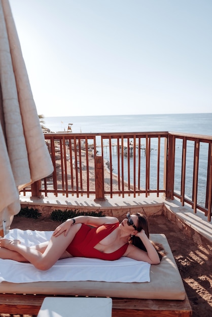 Chica de talla grande con curvas toma el sol en la playa