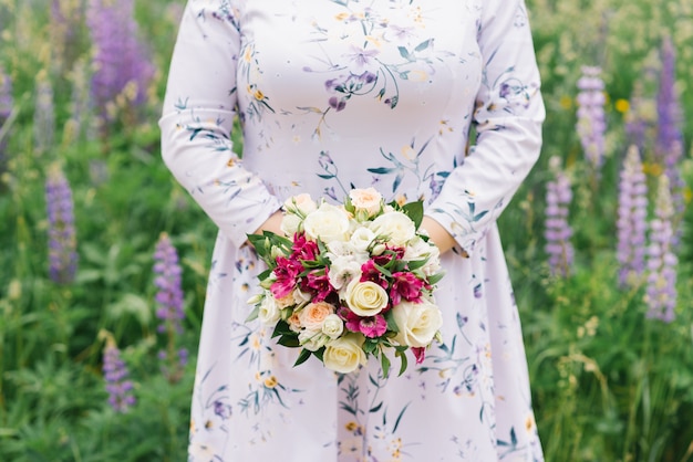 Chica talla grande sostiene un ramo de flores