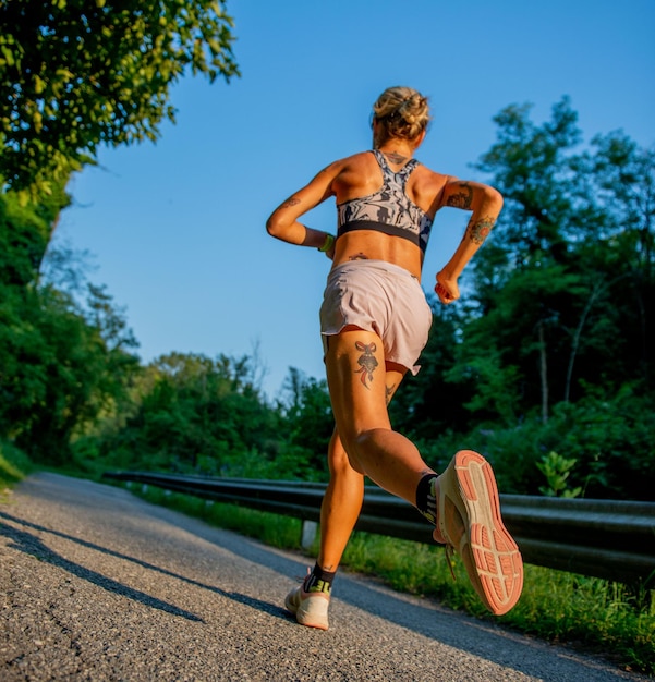 Chica tatuada que entrena para el maratón