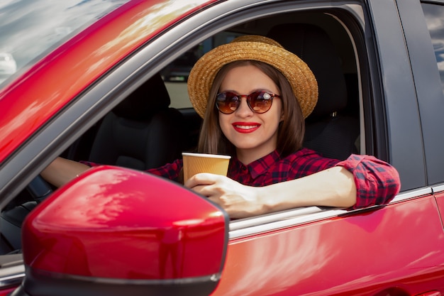 Chica con taza de café en auto