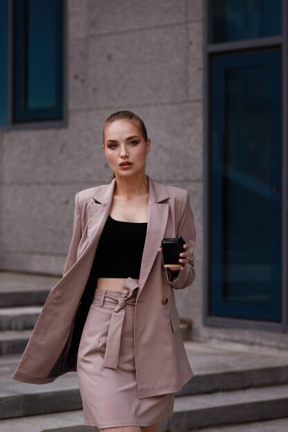 Chica con una taza de café