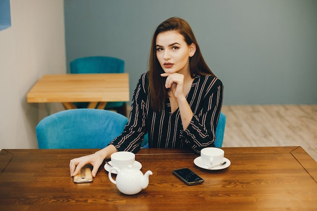 Chica con té