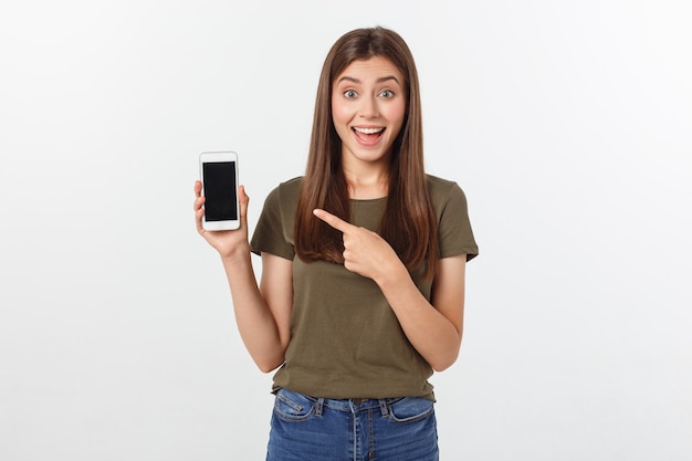 Chica con teléfono inteligente - Hermosa niña sonriente con un teléfono inteligente