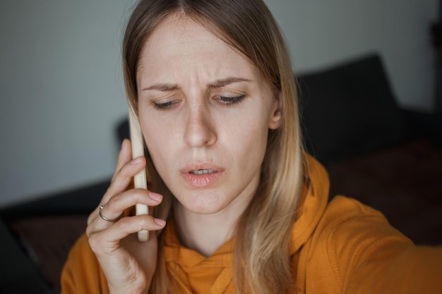 La chica del teléfono no está satisfecha.