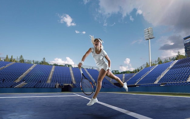 Chica de tenis en una cancha de tenis profesional