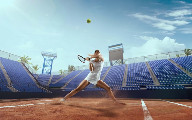 Chica de tenis en una cancha de tenis profesional