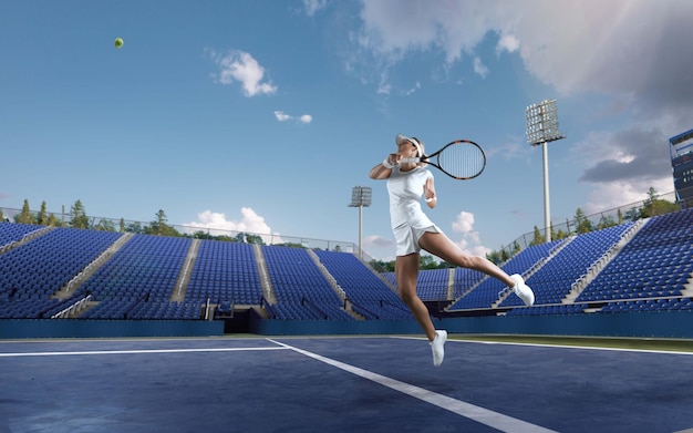 Chica de tenis en una cancha de tenis profesional