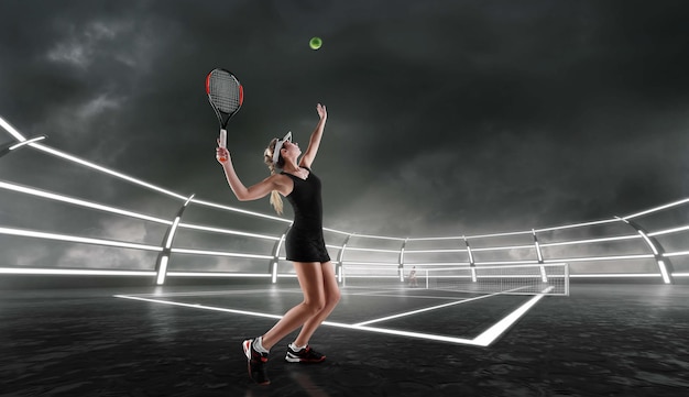 Chica de tenis en una cancha de tenis profesional