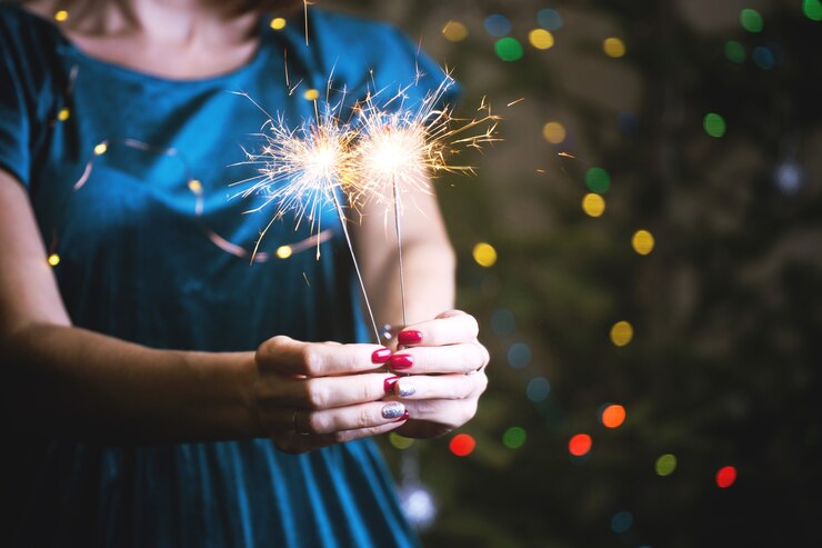 Foto chica tiene luces de bengala - feliz navidad y felices fiestas