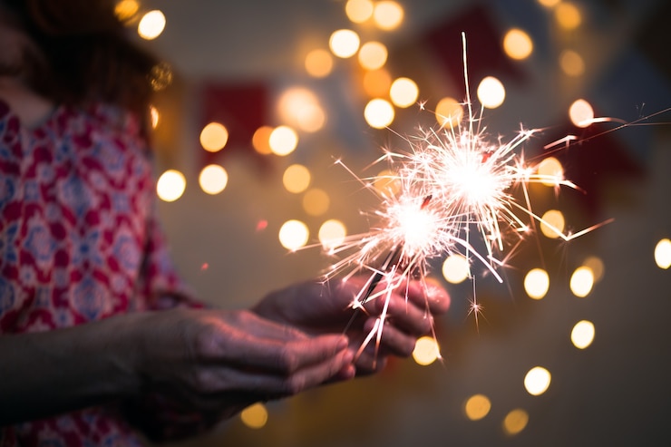 Foto chica tiene luces de bengala - feliz navidad y felices fiestas
