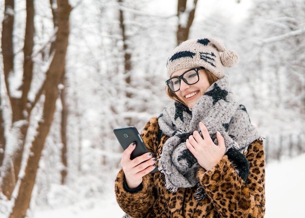 Chica tiene teléfono inteligente en Winter Park