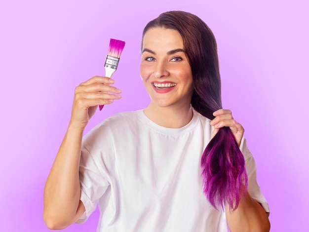 La chica se tiñe el cabello en un color púrpura brillante.