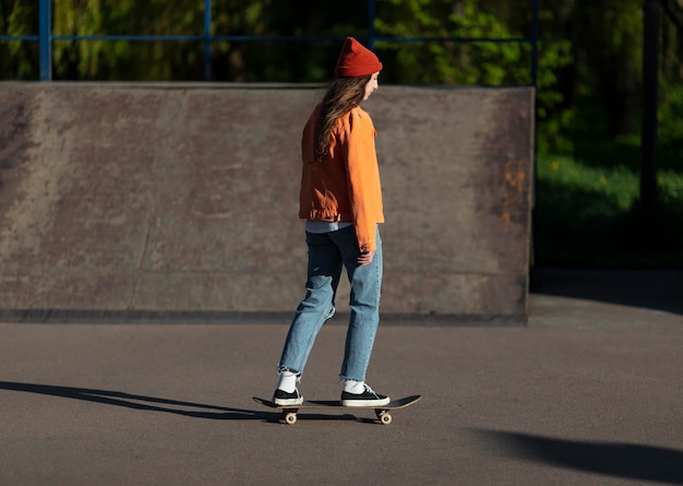 Foto chica de tiro completo de pie en skate