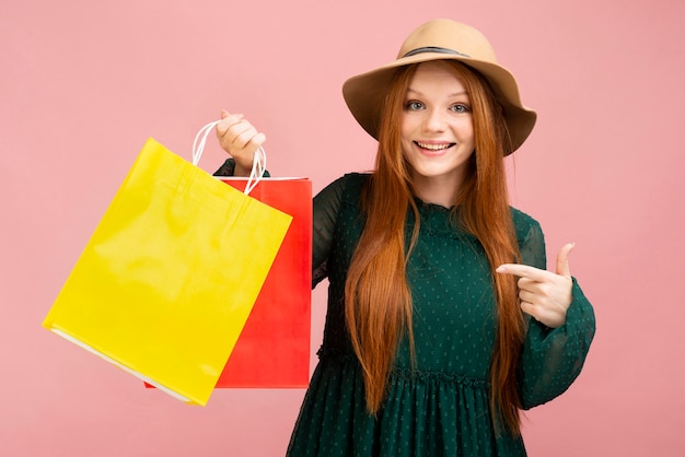 Foto chica de tiro medio con bolsas de compras