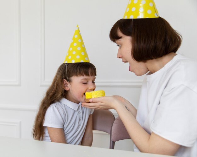 Foto chica de tiro medio comiendo cupcake