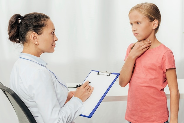 Foto chica de tiro medio con dolor de garganta