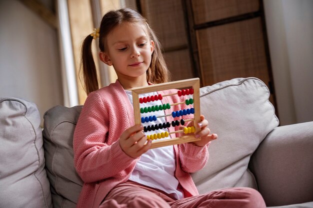 Chica de tiro medio jugando juego de memoria