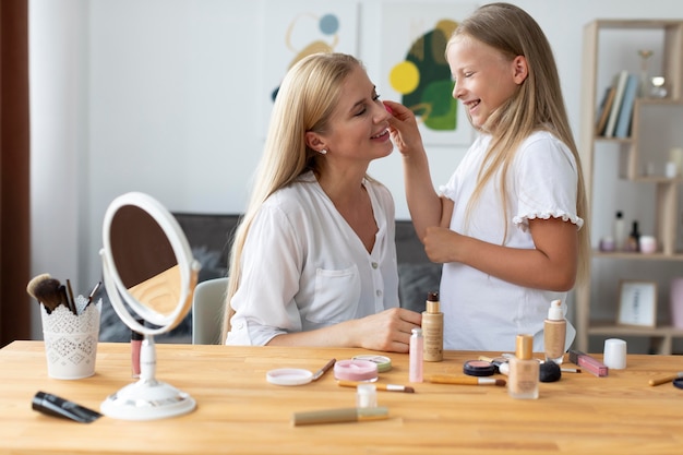 Chica de tiro medio con licuadora de belleza