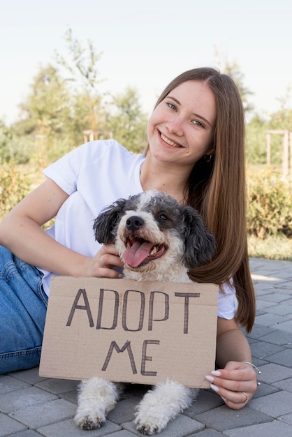 Foto chica de tiro medio con perro de adopción