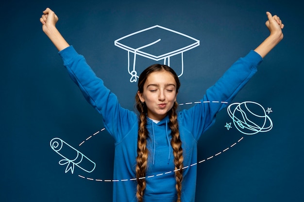 Foto chica de tiro medio posando con fondo de graduación