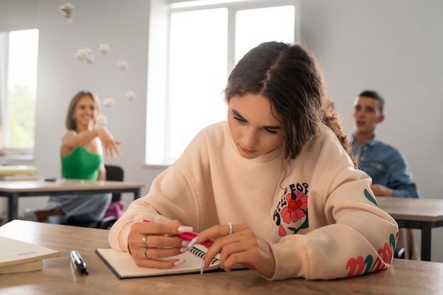 Foto chica de tiro medio siendo acosada en la escuela