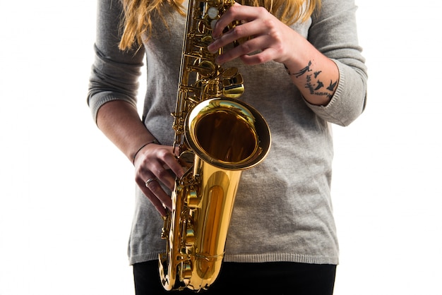 Foto chica tocando el saxofón