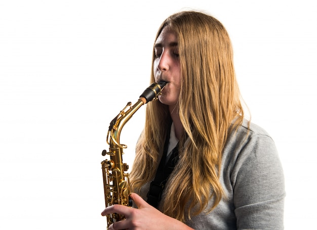 Chica tocando el saxofón