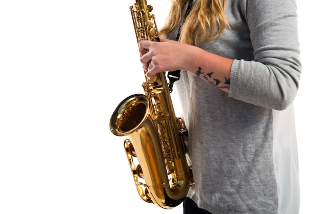 Foto chica tocando el saxofón