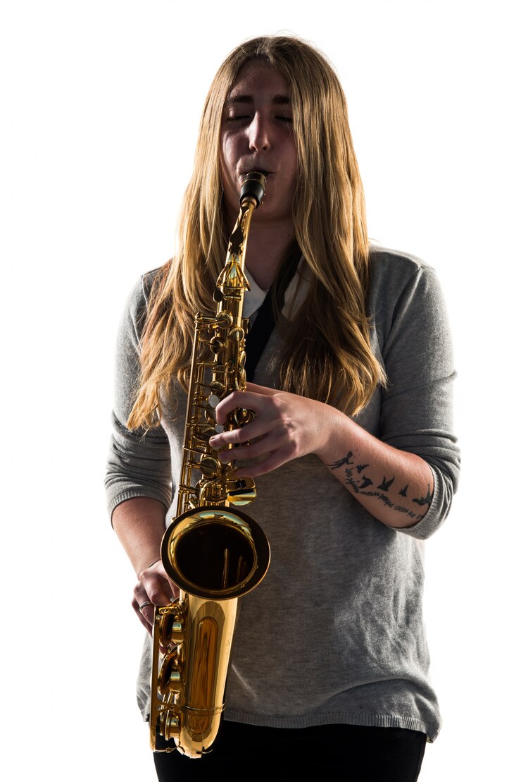 Foto chica tocando el saxofón