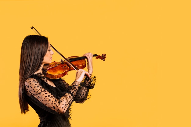 Foto chica tocando el violín