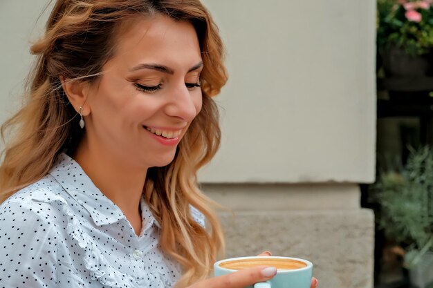 Chica tomando café en la calle Street Cafe hermosa chica y café