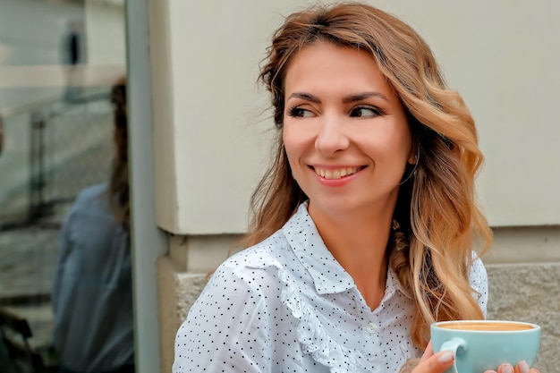 Chica tomando café en la calle Street Cafe hermosa chica y café