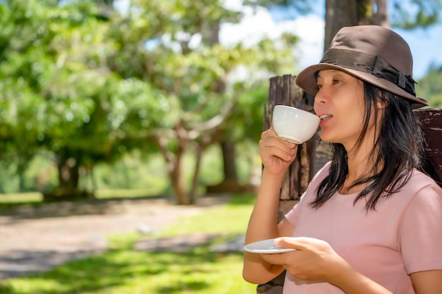 Chica tomando café en la mañana