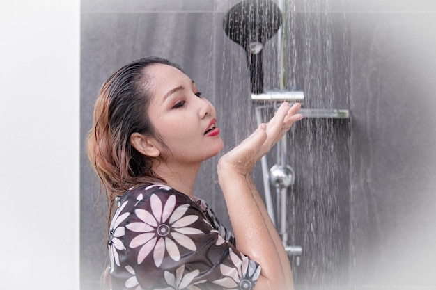 Foto una chica tomando una ducha.