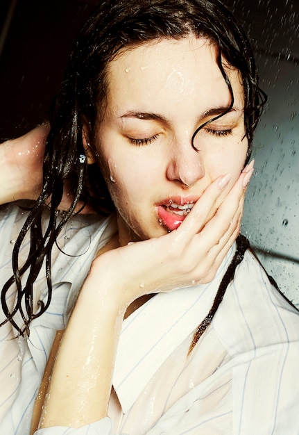 Chica tomando un ducha