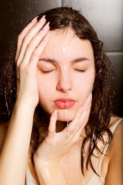 Foto chica tomando una ducha