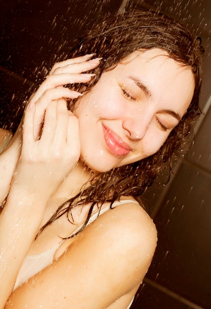 Chica tomando una ducha