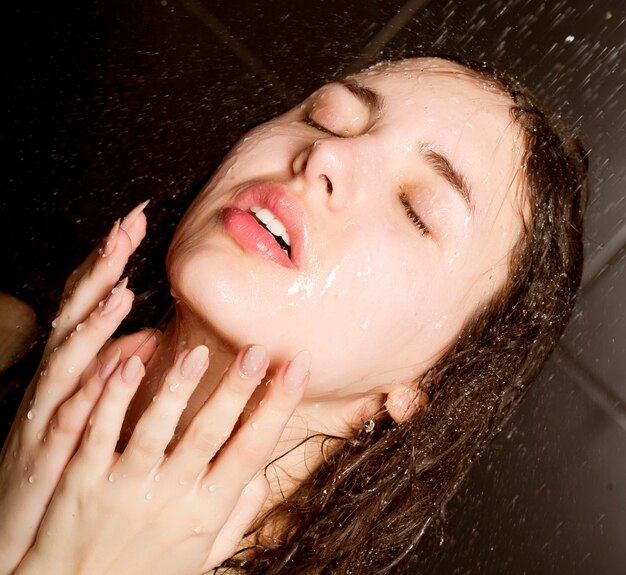 Chica tomando un ducha