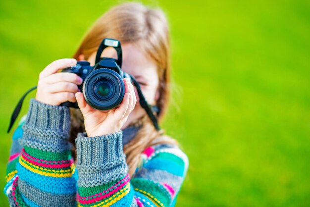 Foto chica tomando fotos por dslr