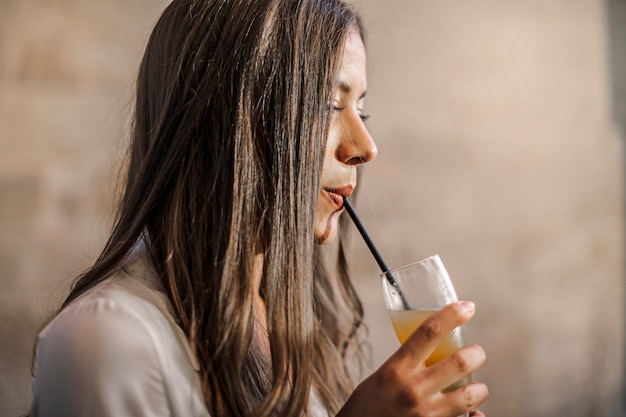 Chica tomando un jugo