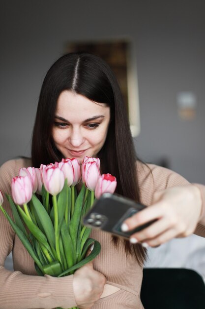 Chica tomándose un selfie con flores