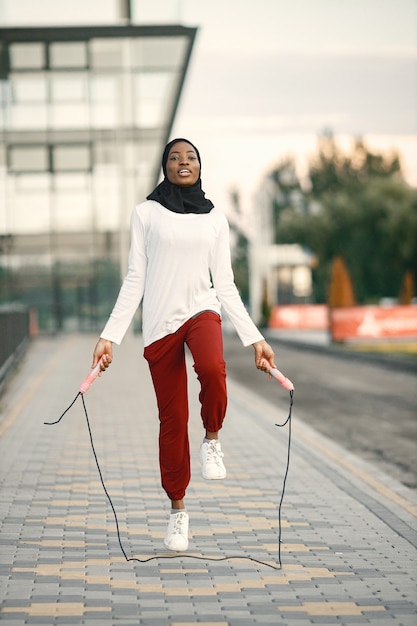 Chica trabajando al aire libre en un estadio