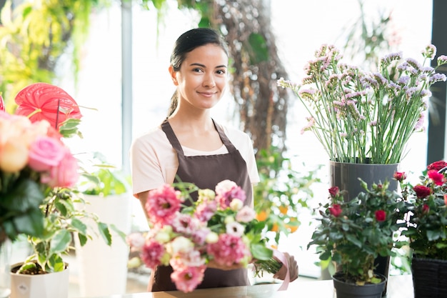 Chica trabajando en floristería