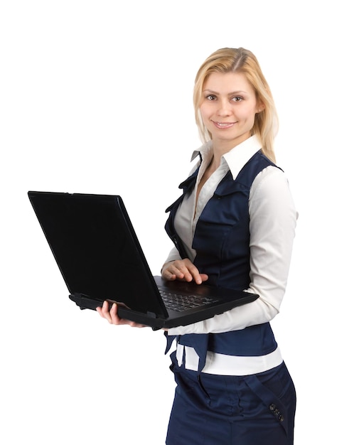 Chica en un traje con una computadora portátil en la mano sobre fondo blanco.