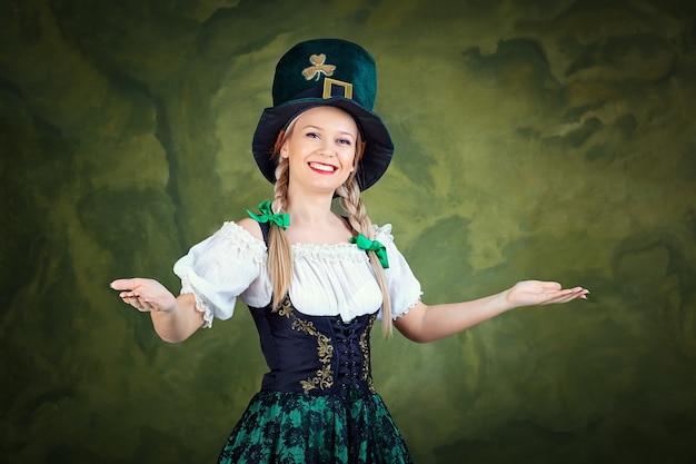 La chica del traje de San Patricio es bienvenida sobre un fondo verde