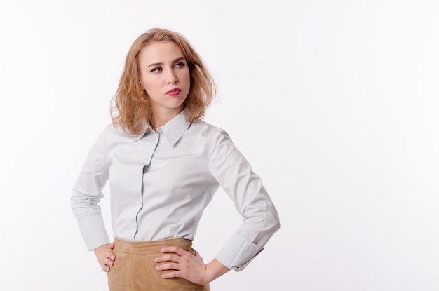 Chica en un traje sobre un fondo blanco.