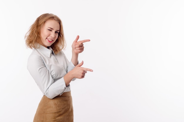 Chica en un traje sobre un fondo blanco.